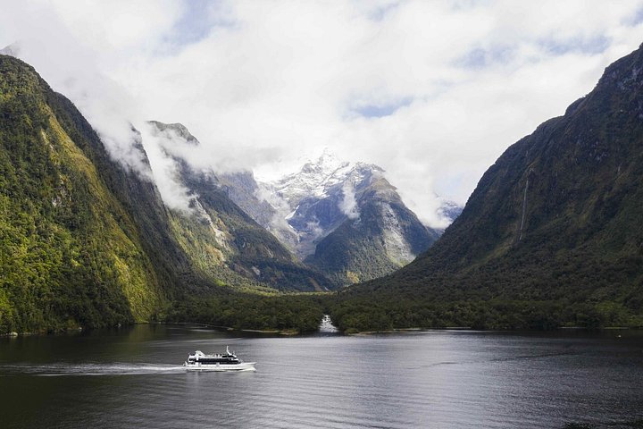 Tour de Milford Sound con autocar de techo de cristal y crucero desde Te Anau
