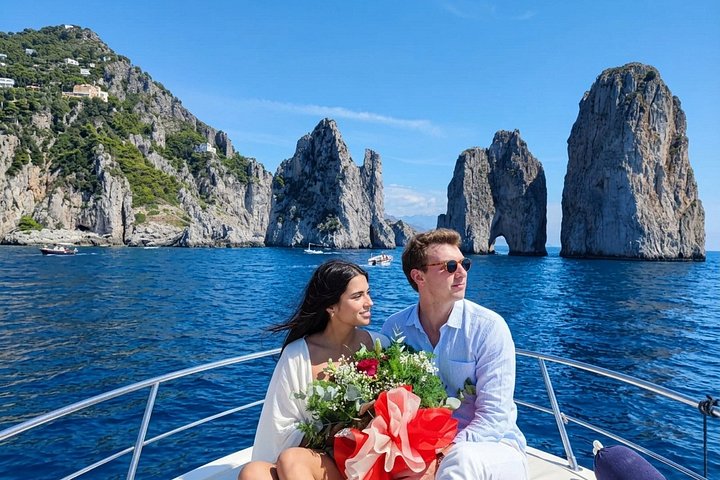Capri em um dia: passeio de barco + visita à cidade + bar gratuito + brunch