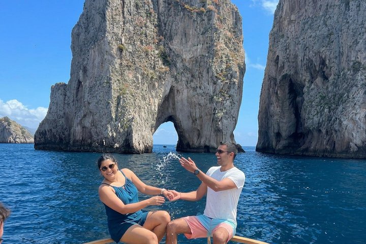 Capri em um dia: passeio de barco + visita à cidade + bar gratuito + brunch
