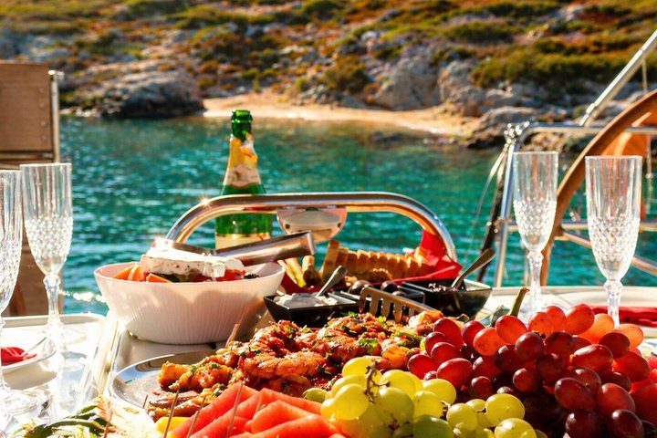Dia Island Segeltörn mit Mahlzeiten und Wasseraktivitäten