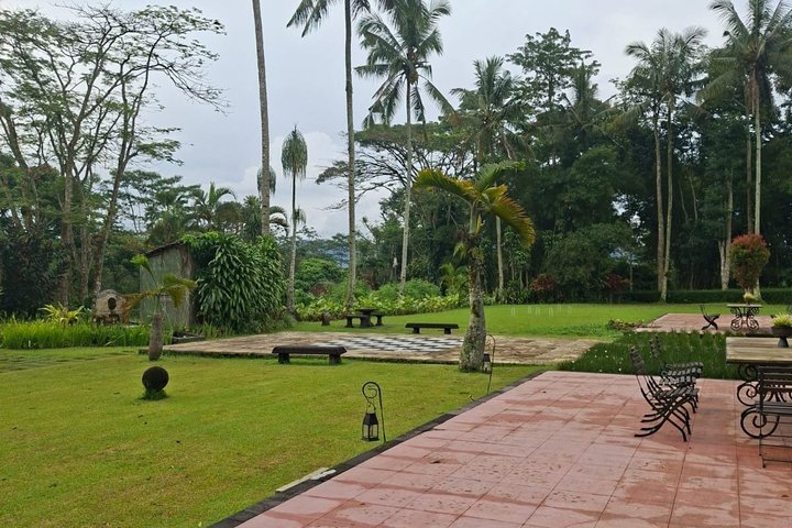 Visite de l'hôtel Coffee Plantation au complexe touristique MesaStila fr Semarang