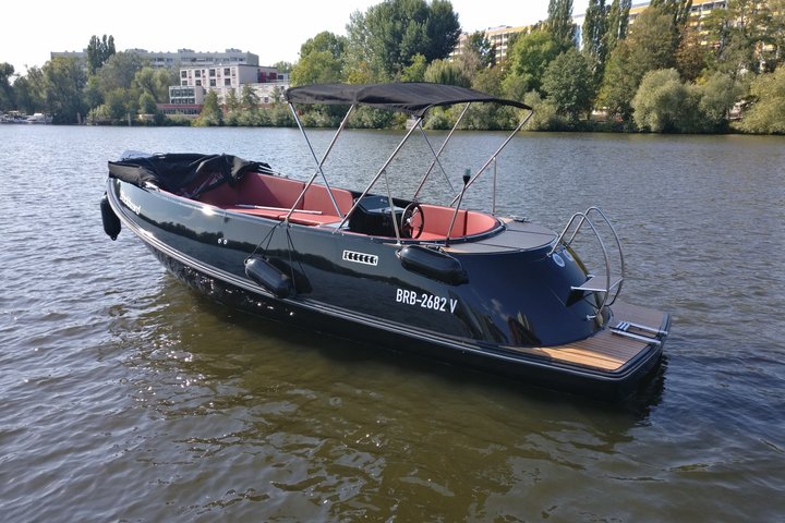 Explore Potsdam Wannsee en barco (de 1 a 8 personas, no se requiere licencia).