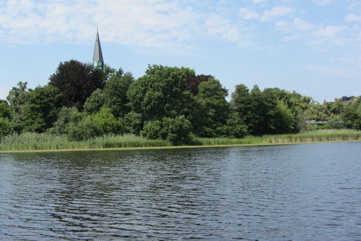 Explore Potsdam Wannsee en barco (de 1 a 8 personas, no se requiere licencia).
