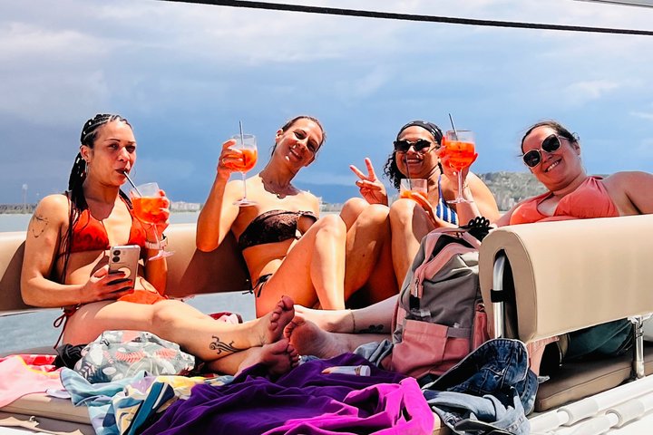 Katamarantur med stopp for bading og snorkling og en skål med Prosecco.