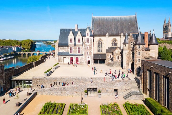 Bonjour Angers : Promenade privée de 2 heures en ville avec Guide local