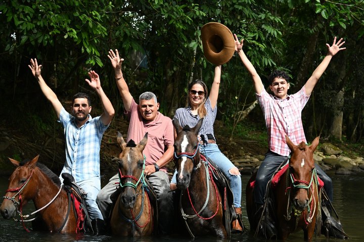 Horseback Riding Adventure i La Fortuna med River Crossings