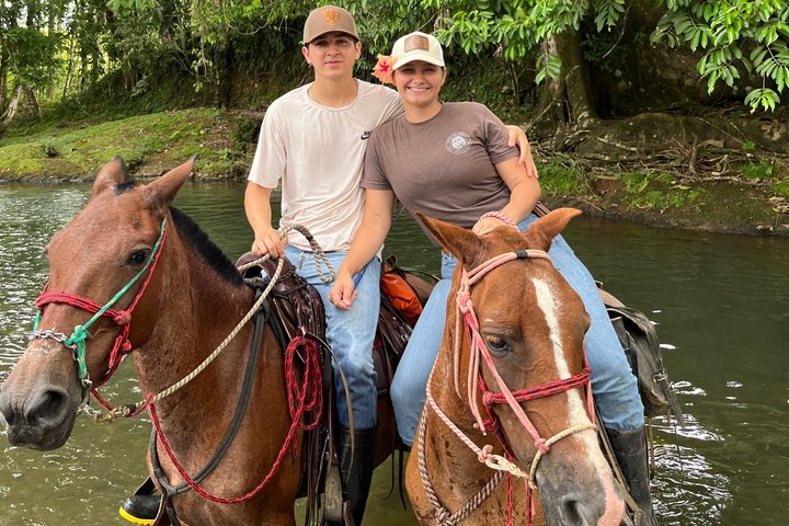 Horseback Riding Adventure i La Fortuna med River Crossings