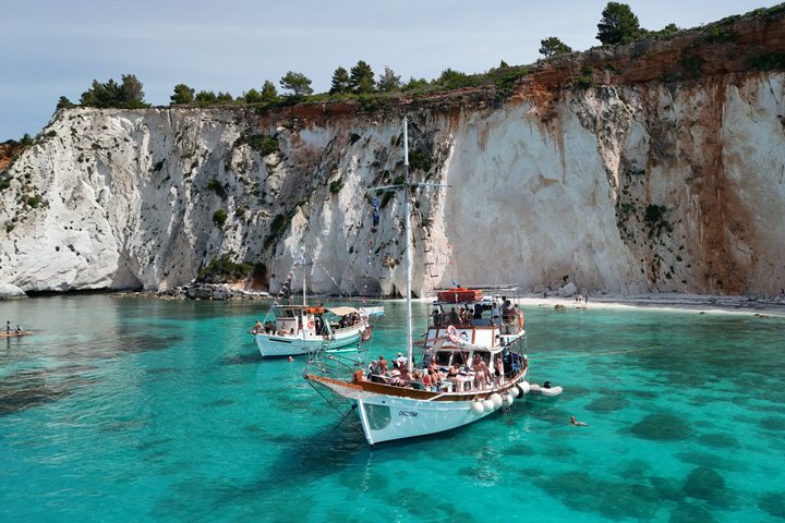 "Crociera da sogno" Crociera giornaliera dal porto di Argostoli con una tradizionale barca greca