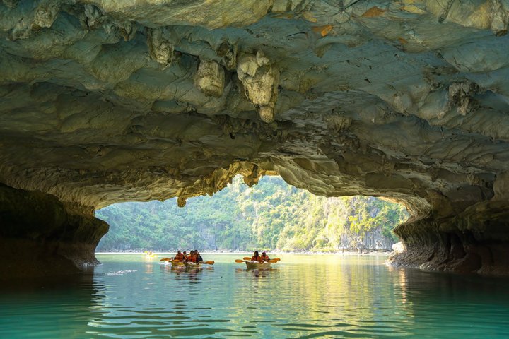 Ha Long Bay Day Cruise from Hanoi with Kayaking and Lunch