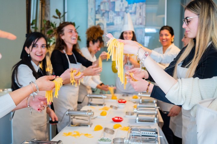 Lecce Ravioli Fettuccine Tiramisu Class com vinho fino