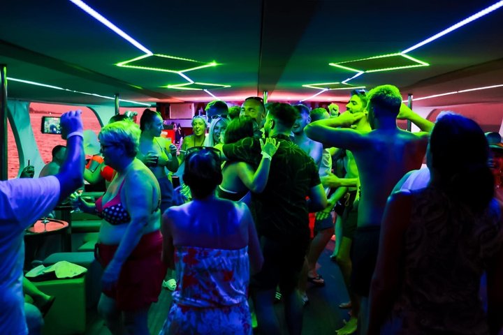 Crucero al atardecer por los 80/90 y DJ - ADULTOS 16+
