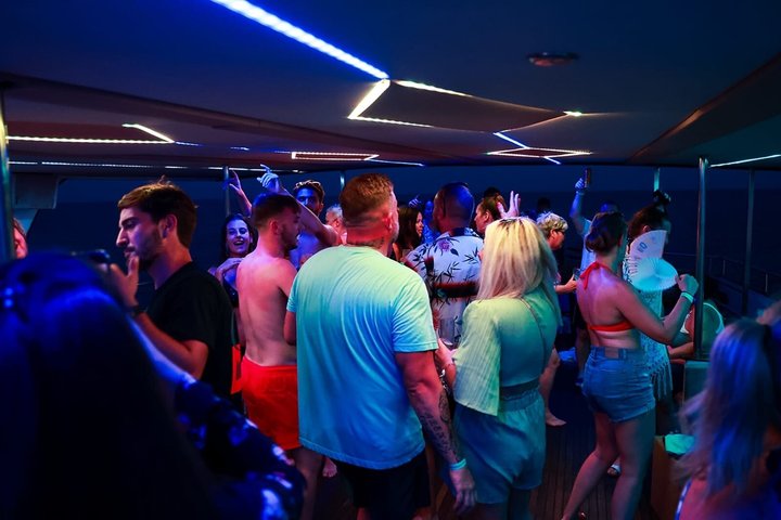 Crucero al atardecer por los 80/90 y DJ - ADULTOS 16+