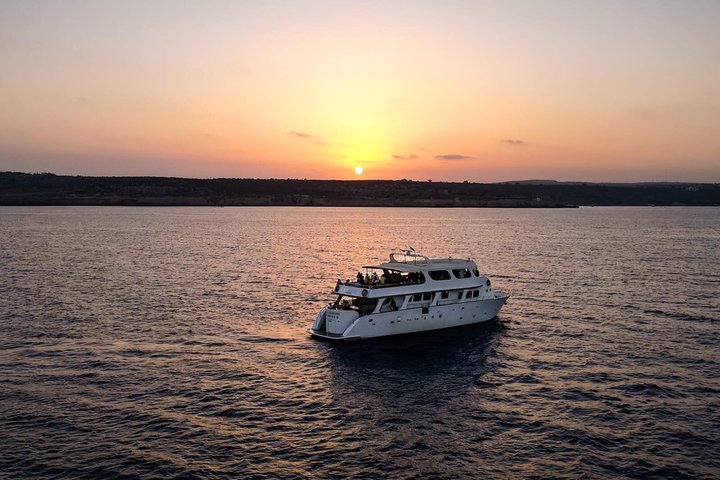 Crucero al atardecer por los 80/90 y DJ - ADULTOS 16+
