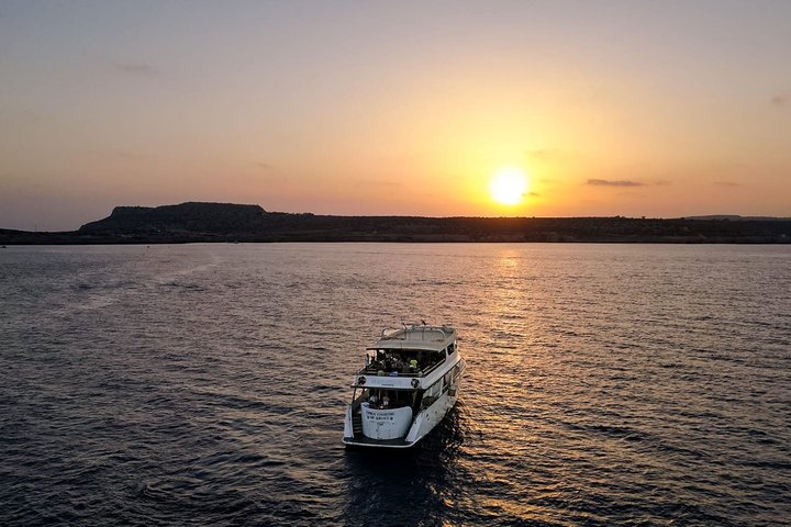Crucero al atardecer por los 80/90 y DJ - ADULTOS 16+