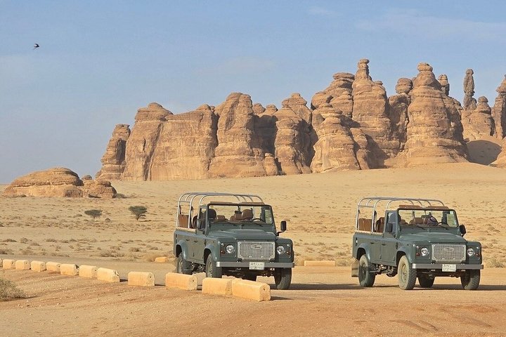 Elegante recorrido por Hegra en un Land Rover antiguo