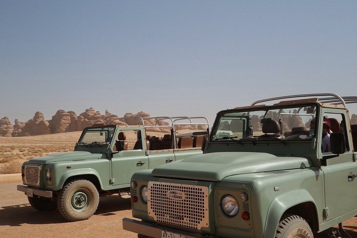 Elegante recorrido por Hegra en un Land Rover antiguo