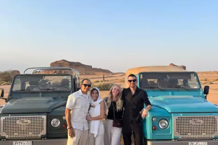 Elegante recorrido por Hegra en un Land Rover antiguo