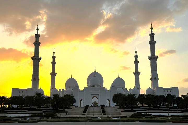 Abu Dhabi Halbtages-Stadtrundfahrt mit Führung - Erlebnis teilen