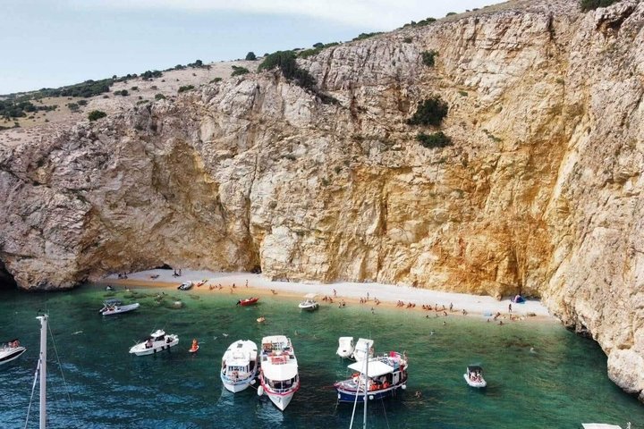 Blue Cave and Golden Beach Tour de barco em Plavnik a partir de Krk