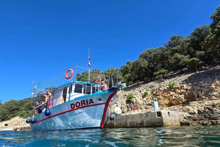 Blue Cave and Golden Beach Tour de barco em Plavnik a partir de Krk
