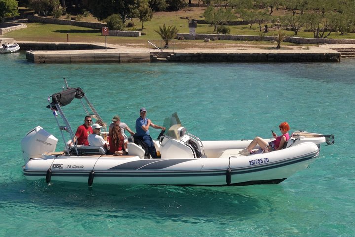 Zadar: Tour en barco en grupo pequeño con bebidas y snorkel