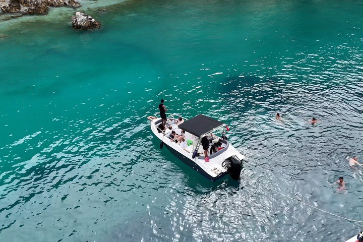 Paseos en barco Lina Aventura costera en Saranda con snorkel