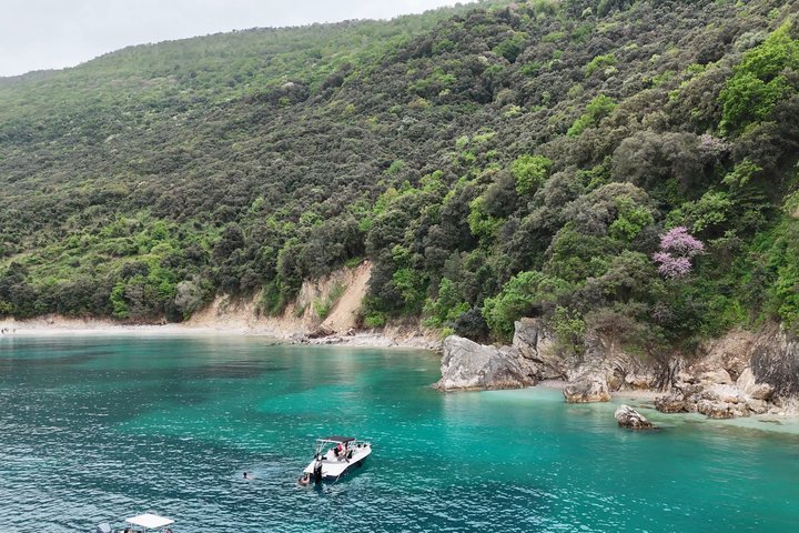 Paseos en barco Lina Aventura costera en Saranda con snorkel