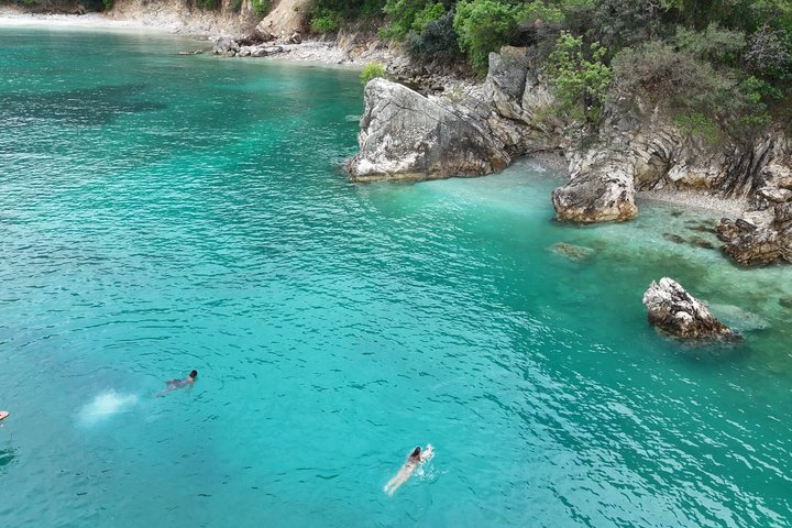 Paseos en barco Lina Aventura costera en Saranda con snorkel