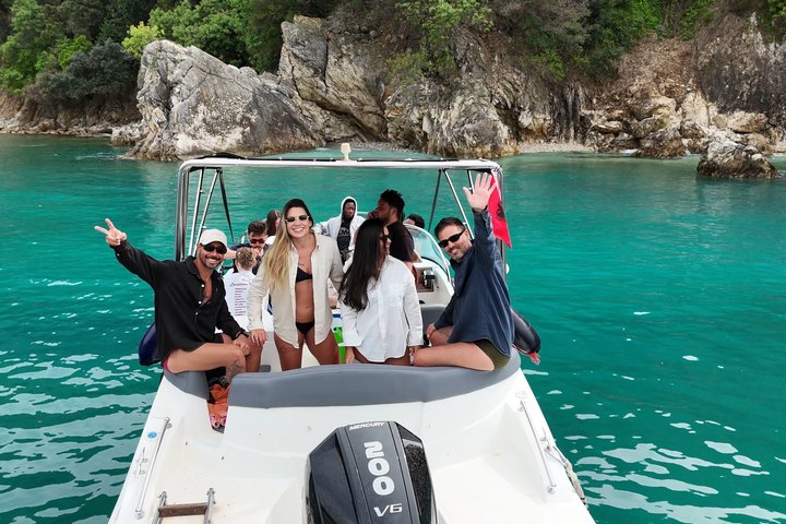 Paseos en barco Lina Aventura costera en Saranda con snorkel