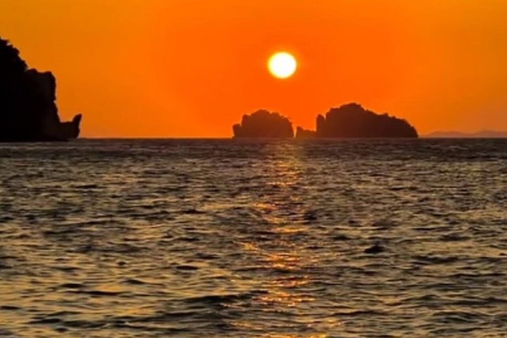 Solnedgang og bioluminescent plankton båttur fra Koh Lanta