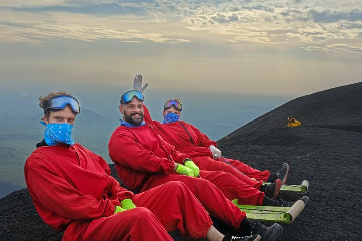 Aventura de sandboard em vulcão no Cerro Negro, partindo de León, na Nicarágua.
