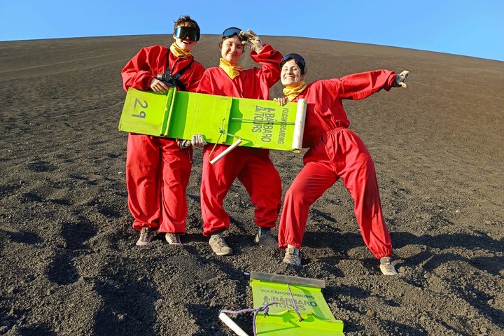 Aventura de sandboard em vulcão no Cerro Negro, partindo de León, na Nicarágua.