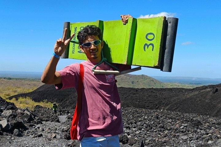Aventura de sandboard em vulcão no Cerro Negro, partindo de León, na Nicarágua.