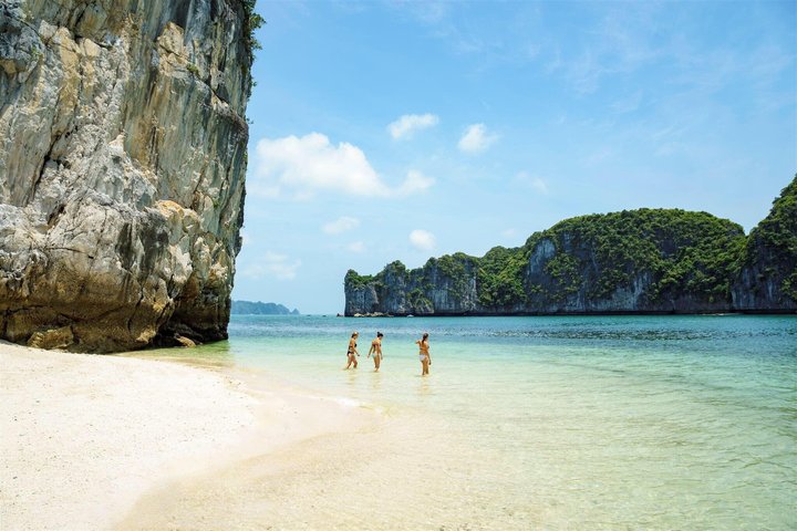 Ha Long Bay Day Cruise from Hanoi with Kayaking and Lunch