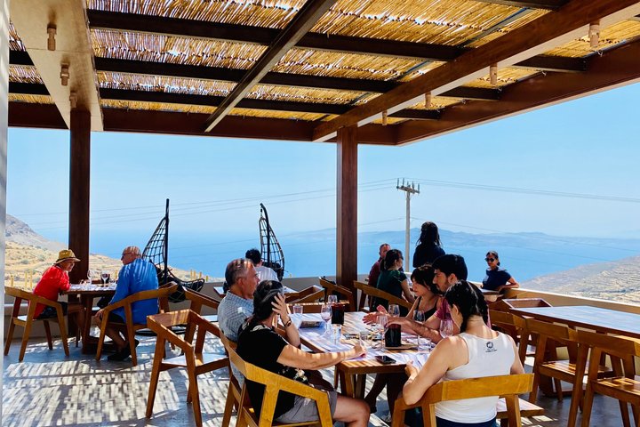 Vinprovning i Tinos: Havsutsikt Terrass Tour & Sommelier Guide