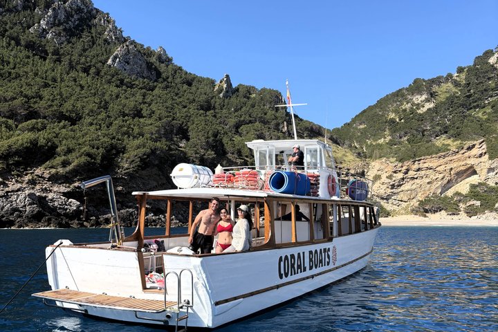 Paseo en barco por la mañana en Alcudia con parada de natación y tapas
