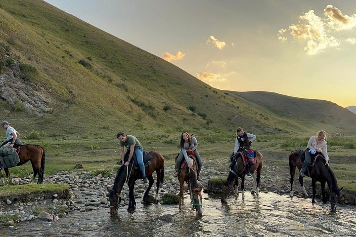 Aventure toute l'année : randonnée à cheval de 3 jours jusqu'au lac Song Kul