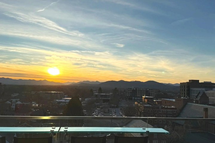 Asheville Rooftop Sunset Tour com cocktails e vistas da montanha