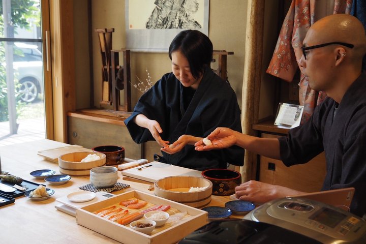 Privat sushilektion i Tokyo–6 slag, kulturhistoria och full måltid