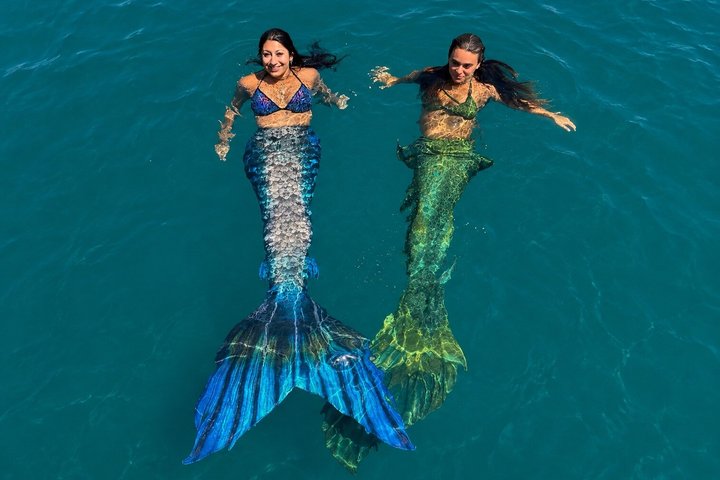 90 minuti di barca con fondo in vetro con spettacolo di sirene