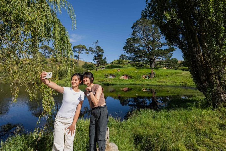 Hobbiton Movie Set & Waitomo Caves Pequeno grupo tour de Auckland