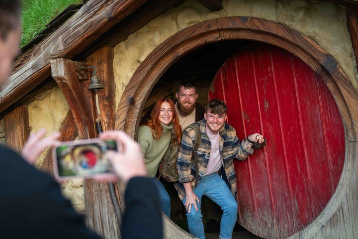 Hobbiton Movie Set & Waitomo Caves Pequeno grupo tour de Auckland