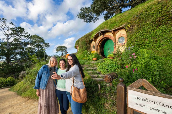Hobbiton Movie Set & Waitomo Caves Pequeno grupo tour de Auckland