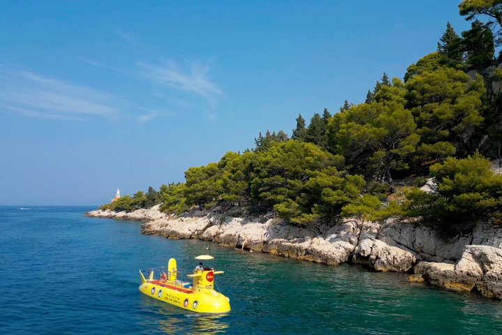 Semi-submarine tour do mundo submarino de Makarska