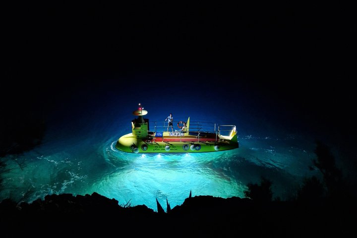 Semi-submarine tour do mundo submarino de Makarska