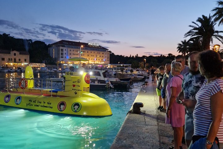 Semi-submarine tour do mundo submarino de Makarska