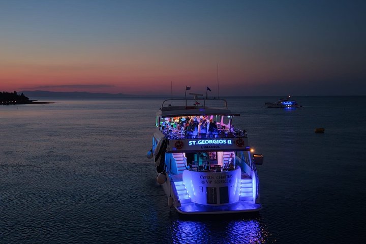 Crucero al atardecer por los 80/90 y DJ - ADULTOS 16+