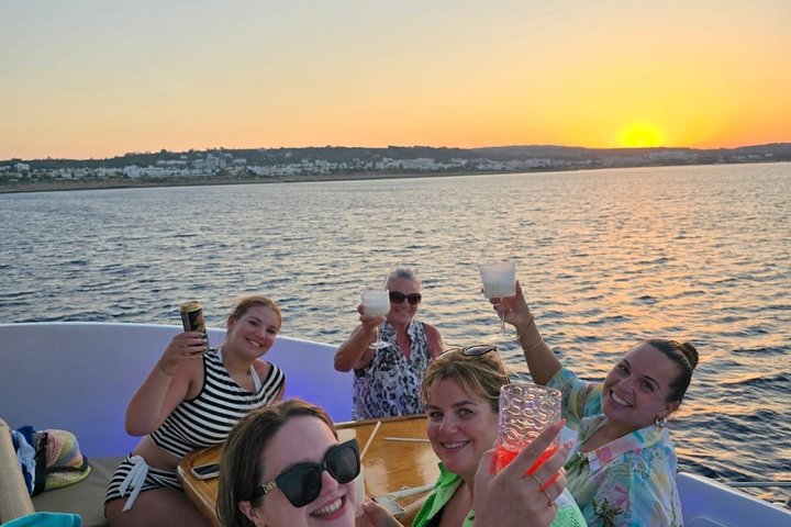 Crucero al atardecer por los 80/90 y DJ - ADULTOS 16+