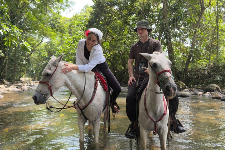 Horseback Riding Adventure i La Fortuna med River Crossings