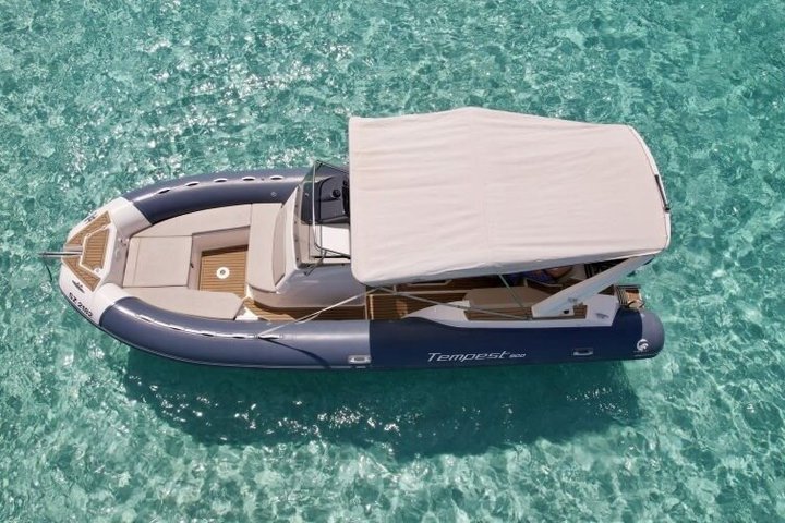 Privat kryssning till Lavezziöarna, inklusive grottor och exklusiv simning.
